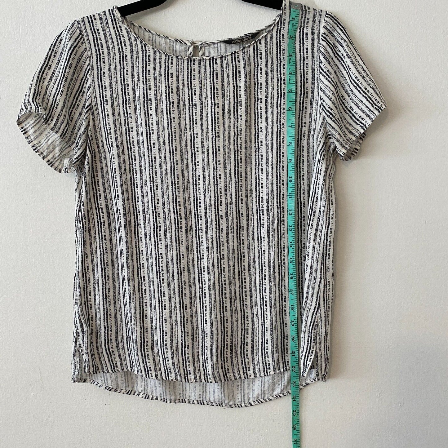 Peyton Jensen Cream & Black Vertical Stripe Round Neck Key Hole Back Blouse XS