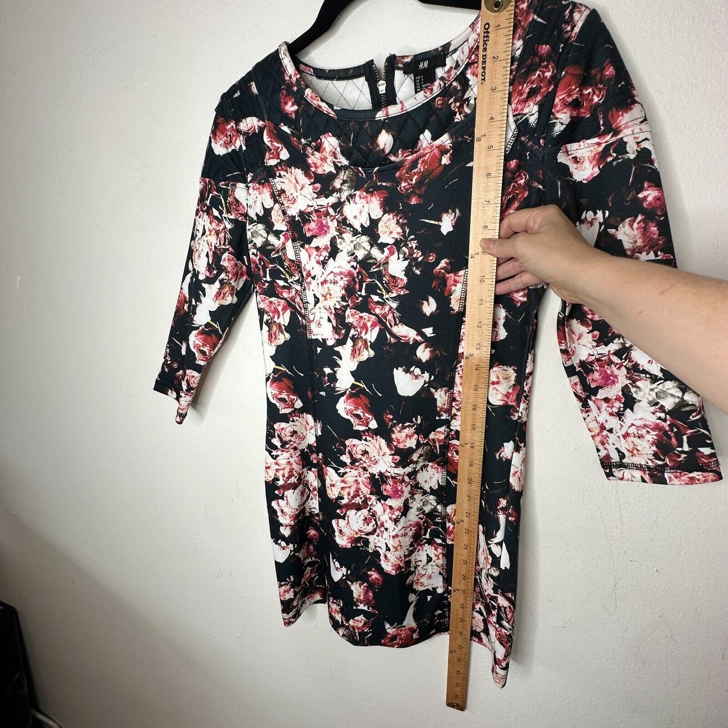 H&M Black Red and White Floral 3/4 Sleeve Mini Dress Quilted At Shoulders Zip S