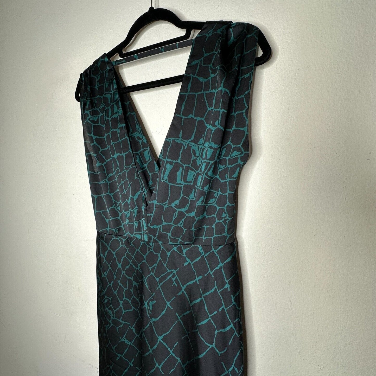 REISS Bebe Black & Green Print Flowy Maxi Sleeveless Deep V-Neck Front & Back 8
