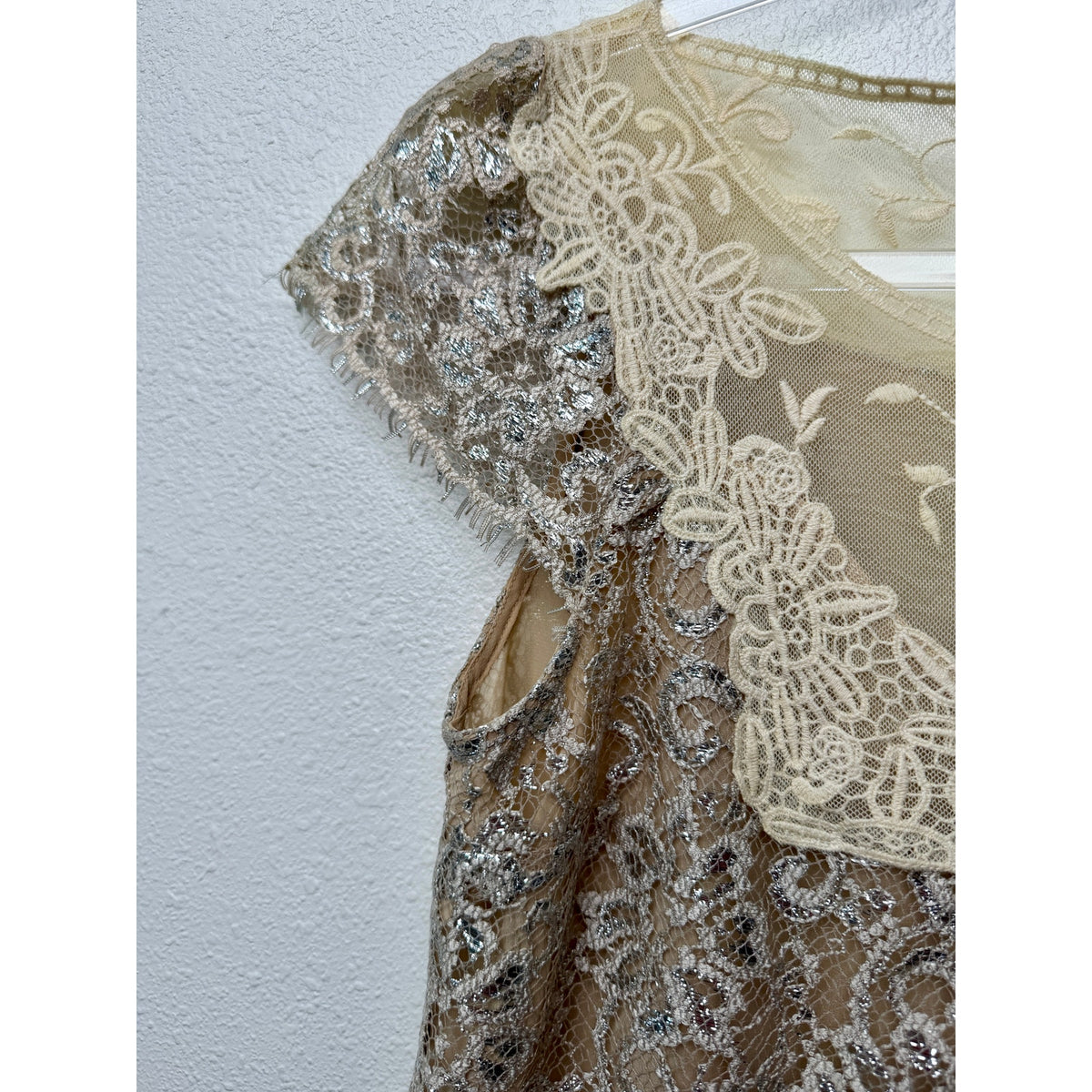 HD in Paris Metallic Silver Floral Lace Cap Sleeve Blouse Women's US 2