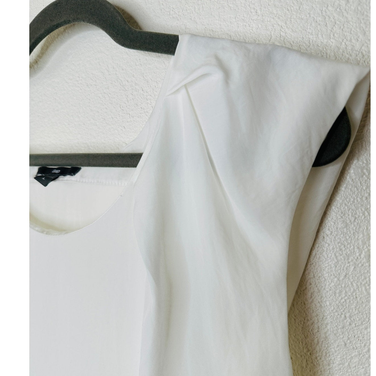 Gap Off White Pleated Shoulder Cap Sleeve Round Neck Flowy Blouse L