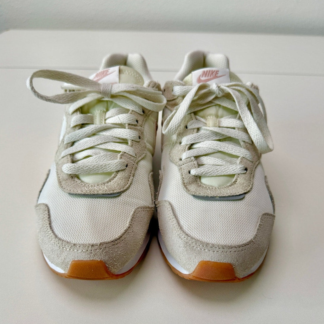 Nike Venture Runner Ivory Pink Tan Gum Sole Sneakers Women's Size 8