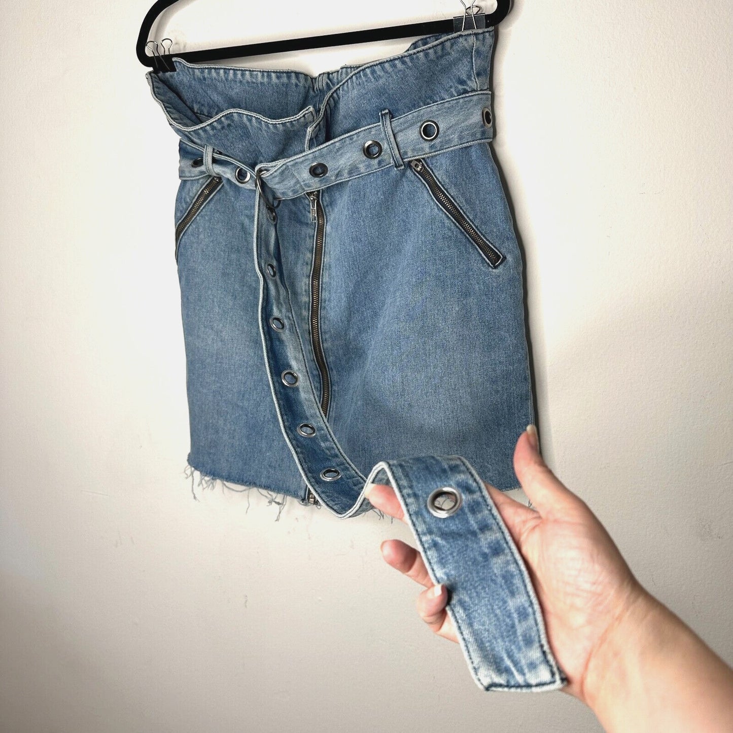 GRLFRND Ava Medium Blue Wash Zip Denim Skirt Grommet Belt Frayed Hem Paperbag 32
