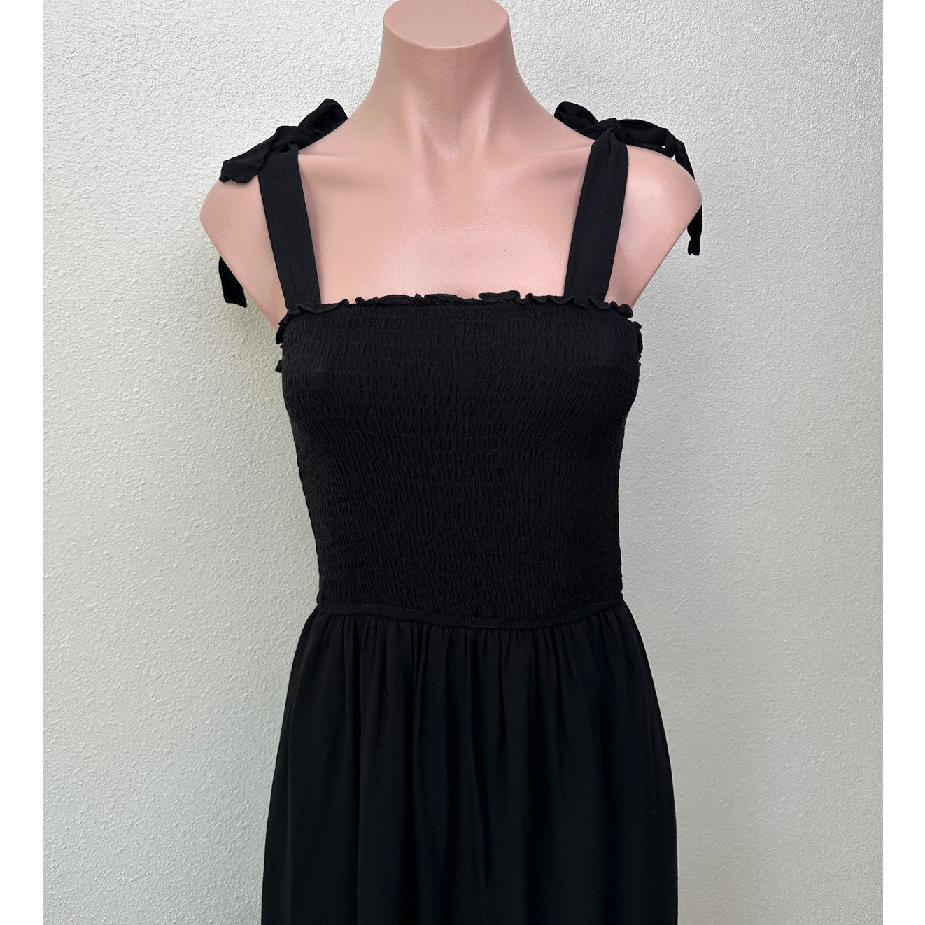 Zesica Women’s Black Tie-Strap Smocked Maxi Dress US S