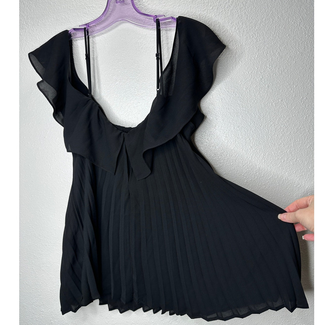 Delfi Black Pleated Accordion Ruffle Flowy Back Keyhole Cami S