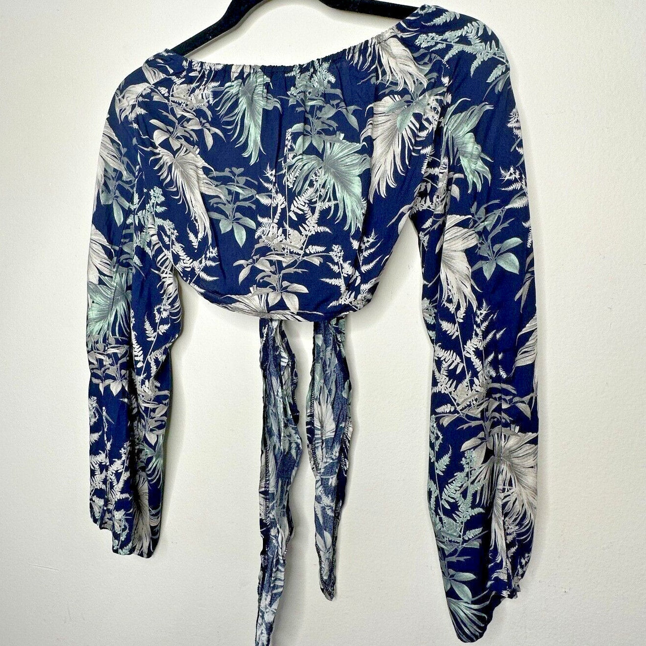 NWT Pretty Little Thing Blue Leaf Print Tie-Front Bell Sleeves Crop Top Size 10