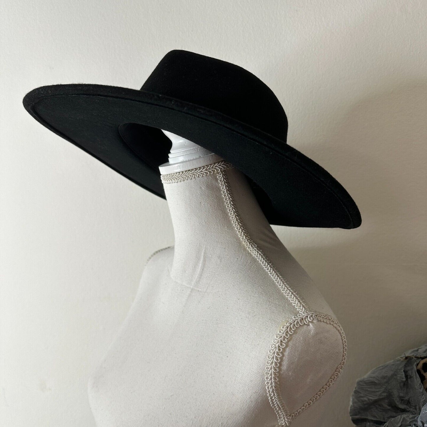 NWOT Sturdy Black Teardrop Round Wide Brim Wool Fedora Unisex