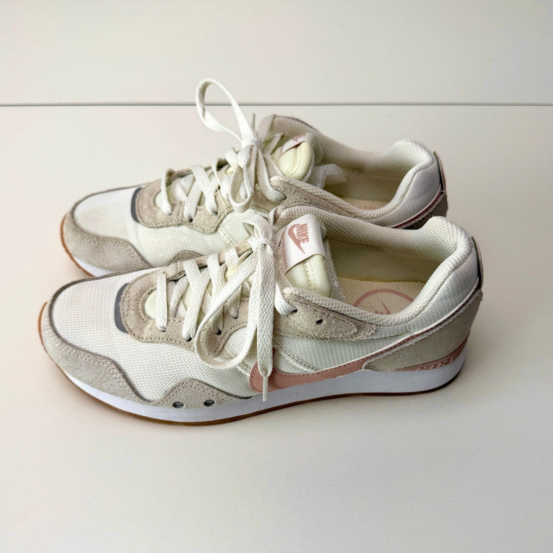 Nike Venture Runner Ivory Pink Tan Gum Sole Sneakers Women's Size 8