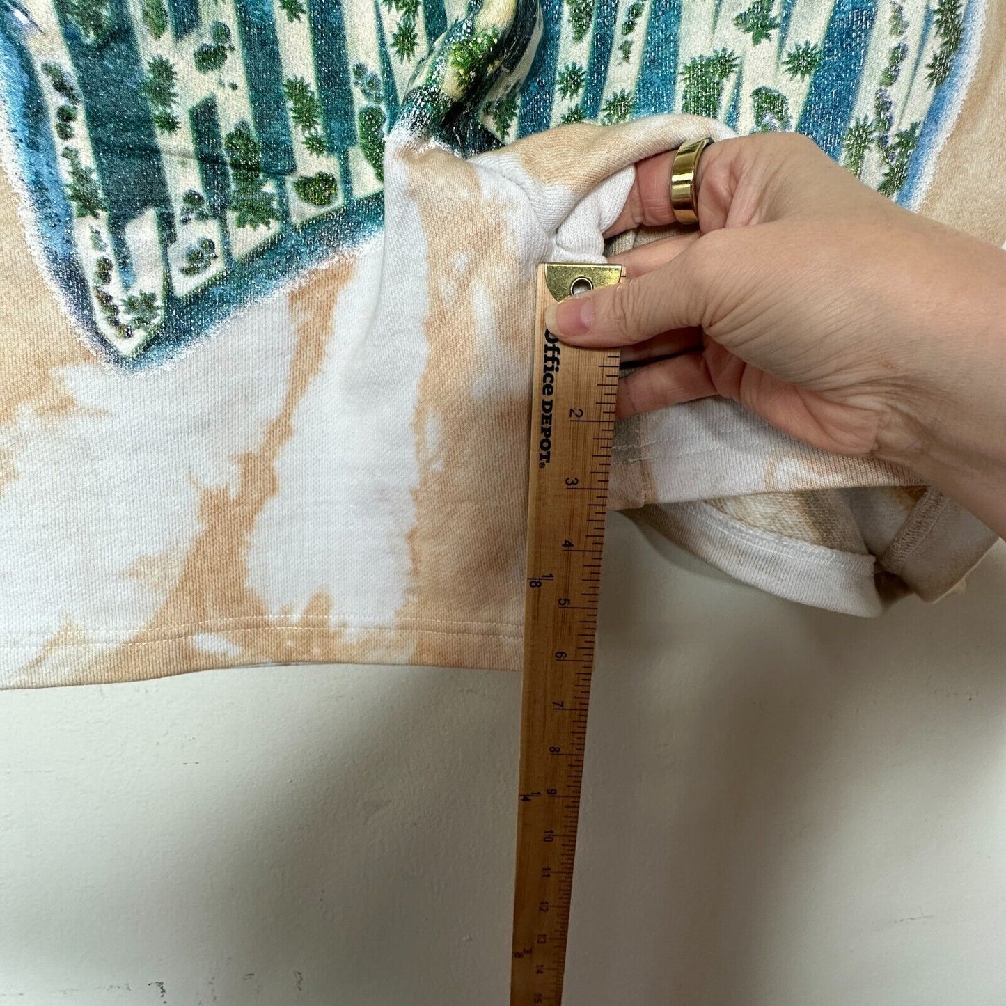 Chinatown Market Beige Tie Dye Island Arc SweatShorts Side and Back Pocket S