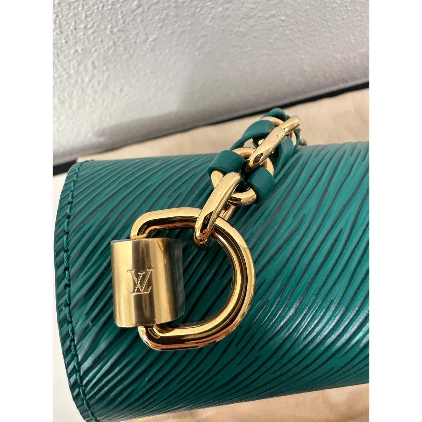 Louis Vuitton Twist MM Shoulder Bag – Emerald Epi Leather with Gold Hardware