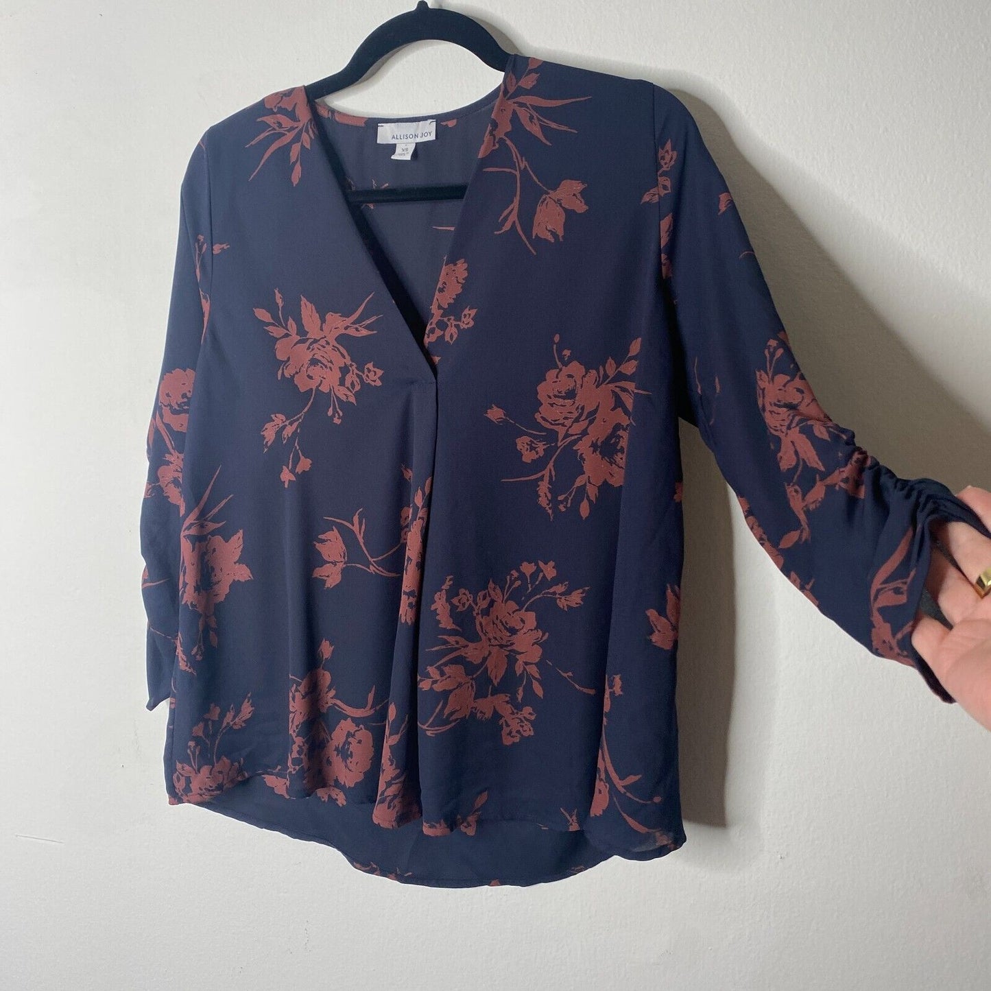 Evereve Allison Joy Alexa Crossover Top Navy & Brown Floral 3/4 Sleeve VNeck XS