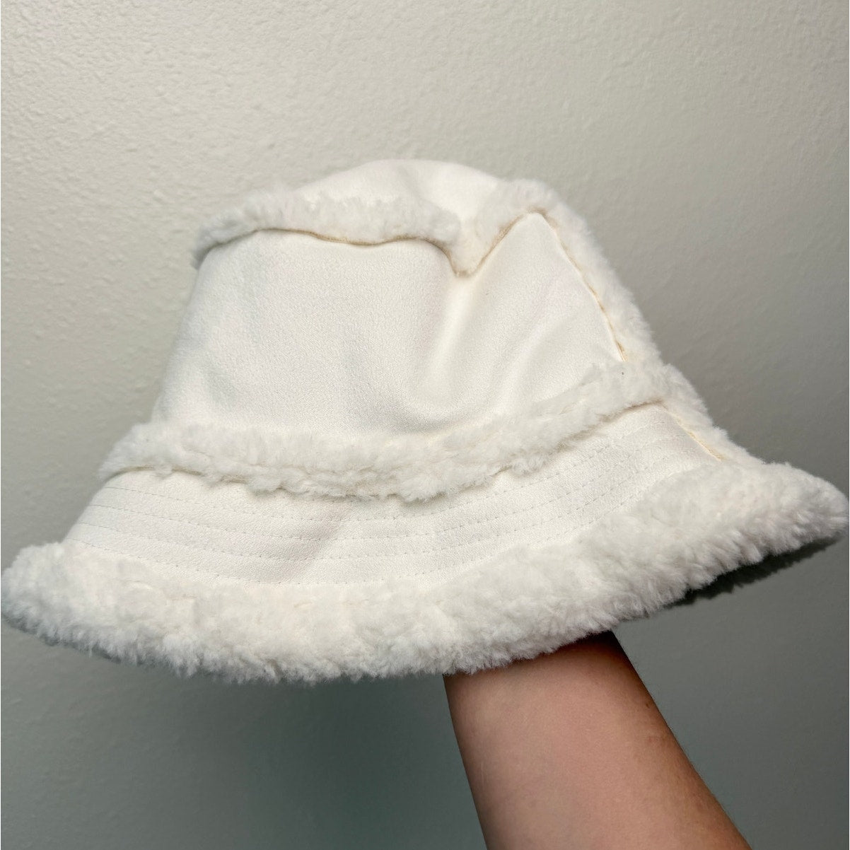 Alo Yoga Ivory Winterfun Bucket Hat Women M/L