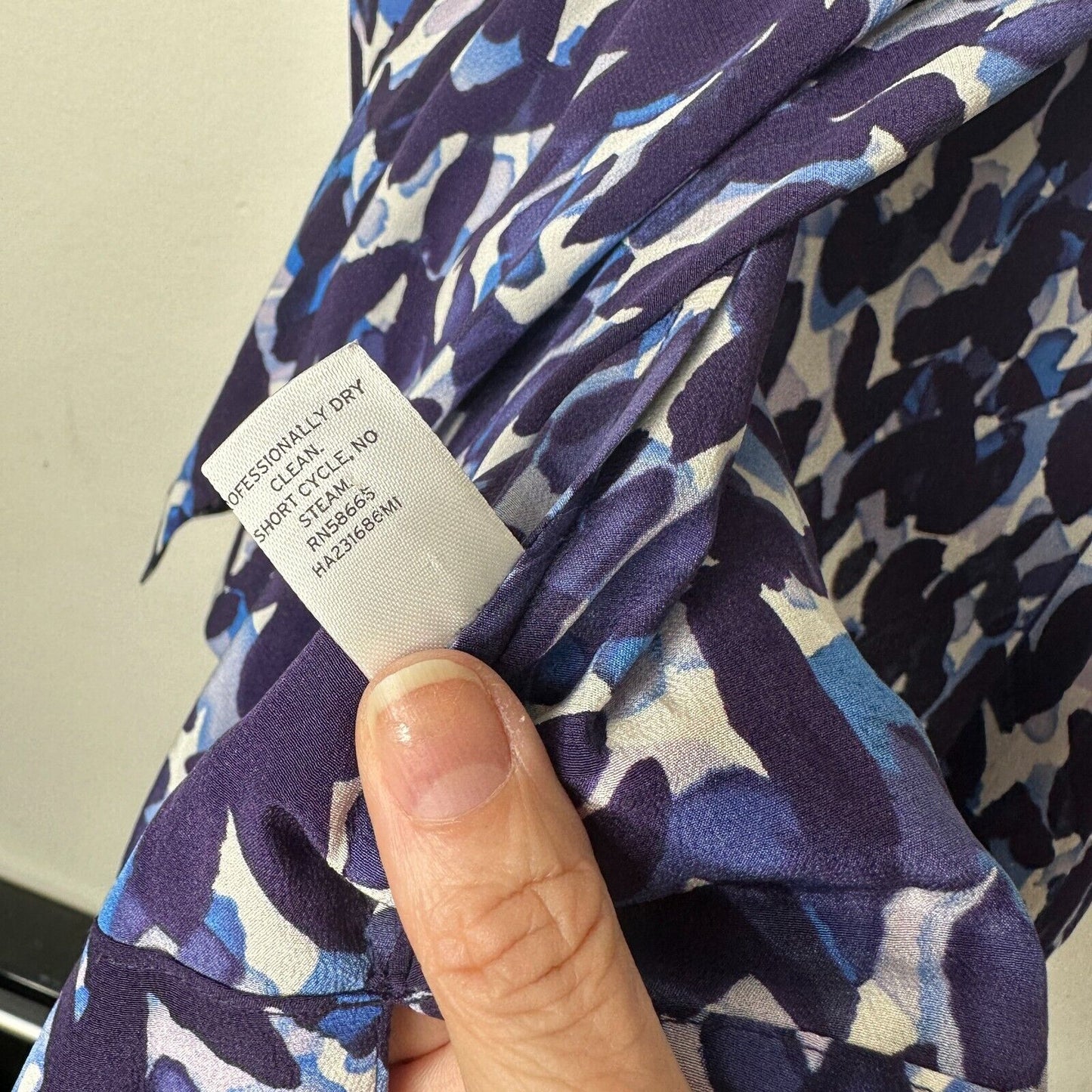 Halogen Flowy 100% Silk Blue White Abstract Sleeveless Scoop Neck Blouse Medium