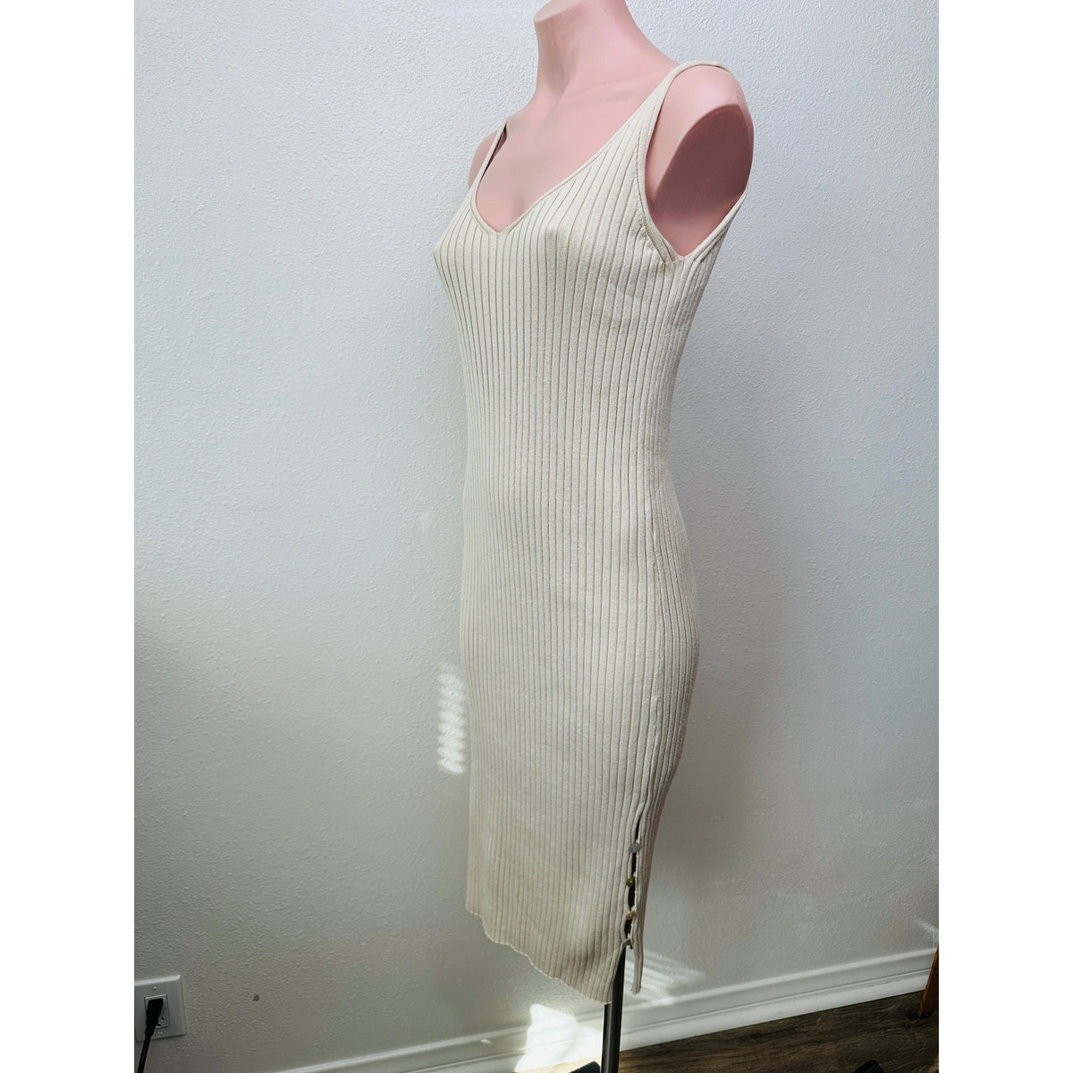 Aqua Tan Ribbed VNeck Sleeveless Side Button Midi Dress L