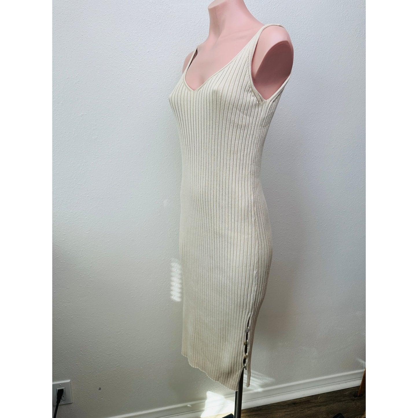 Aqua Tan Ribbed VNeck Sleeveless Side Button Midi Dress L