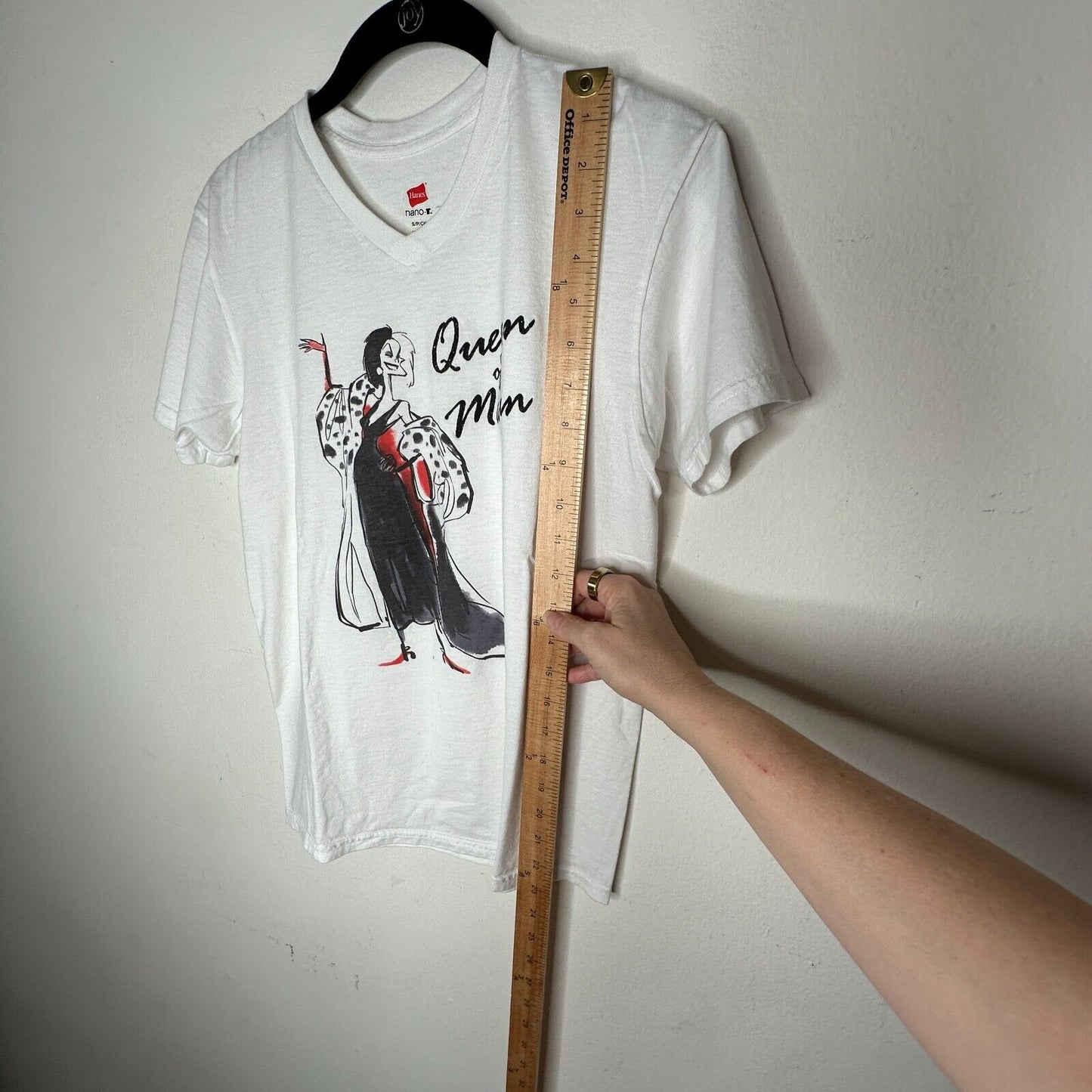 Disney Queen Of Mean Cruella De Vil Graphic White Short Sleeve VNeck Tee S