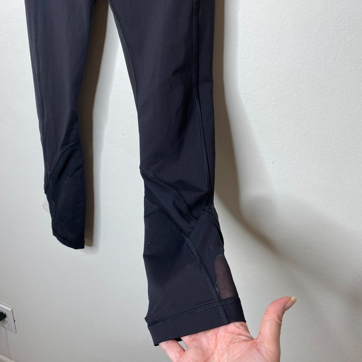 Lululemon Black Side Hip Zip Pockets Mesh Detail Waist & Ankle 7/8 Leggings 4