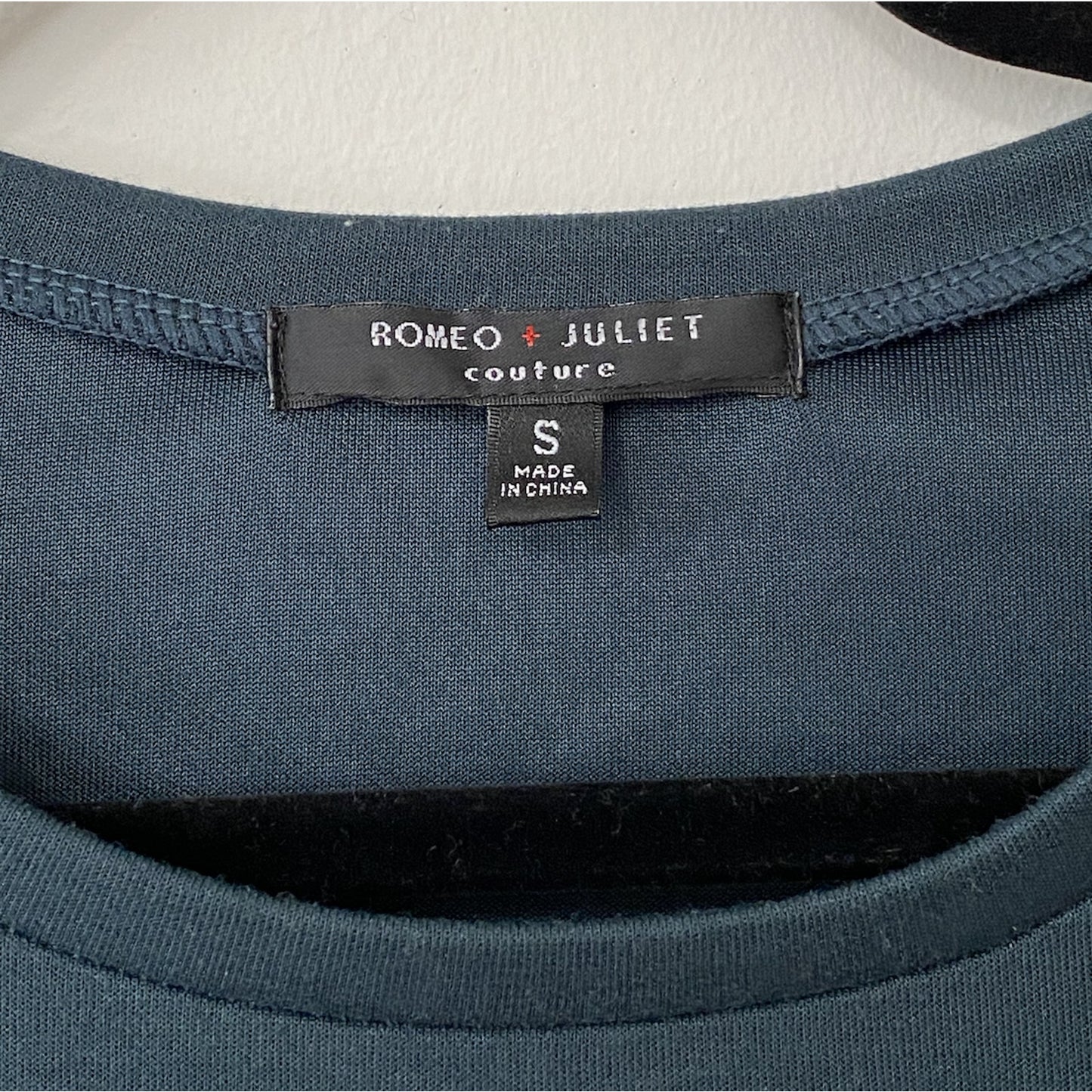 Romeo & Juliet Hunter Green Ruffle Long Sleeve Knit Round Neck Sweater S