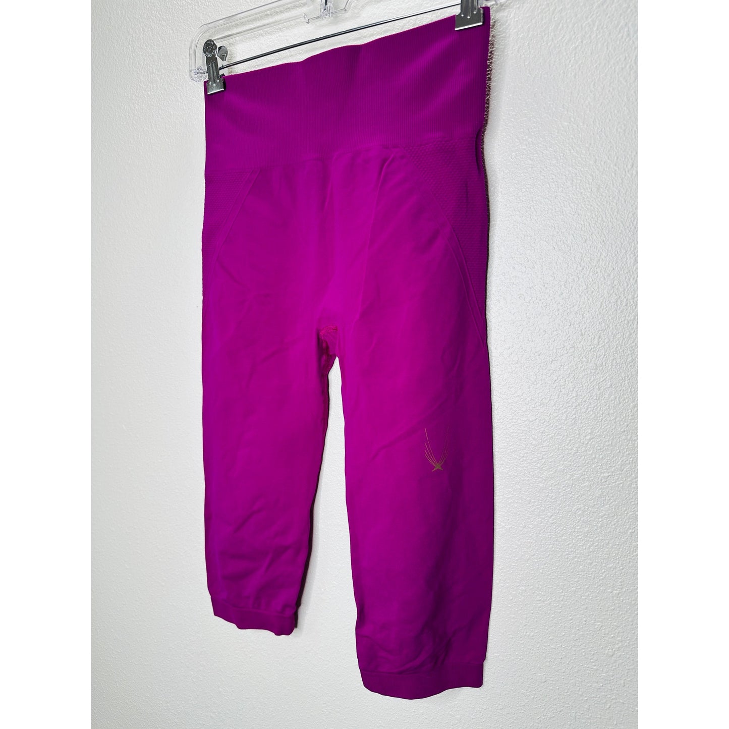 Lucas Hugh Technical Knit Magenta Seamless Capri Yoga Pants M