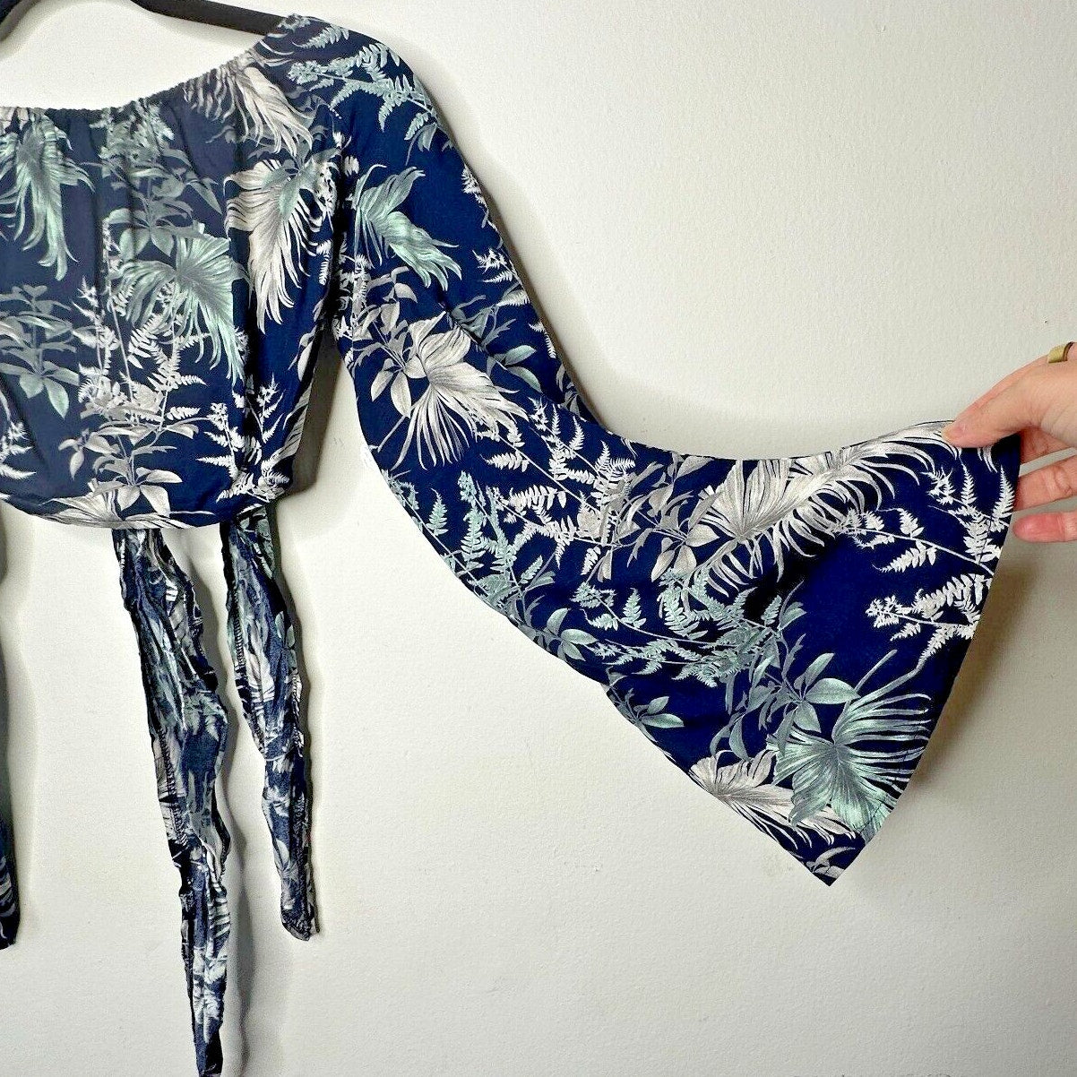 NWT Pretty Little Thing Blue Leaf Print Tie-Front Bell Sleeves Crop Top Size 10
