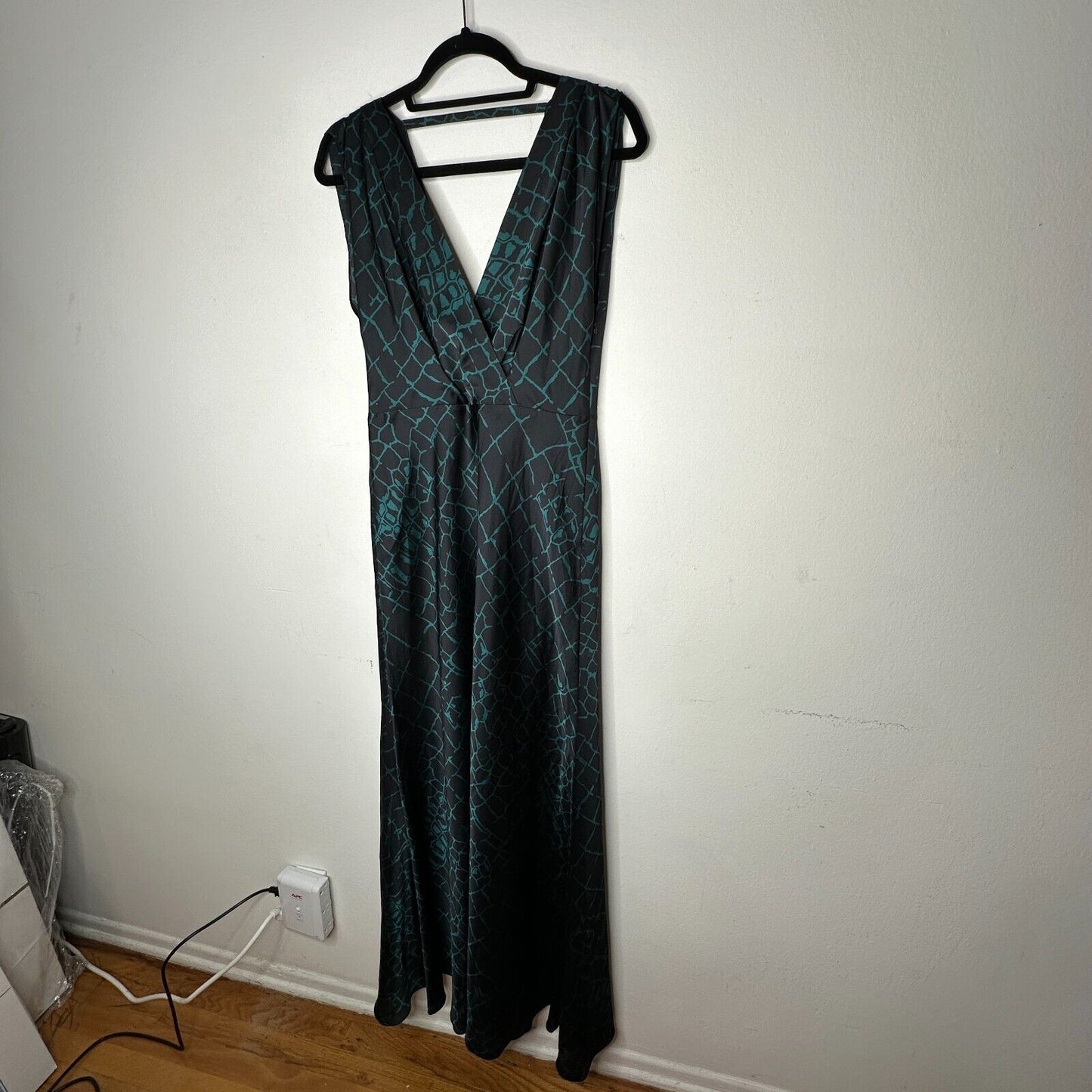 REISS Bebe Black & Green Print Flowy Maxi Sleeveless Deep V-Neck Front & Back 8