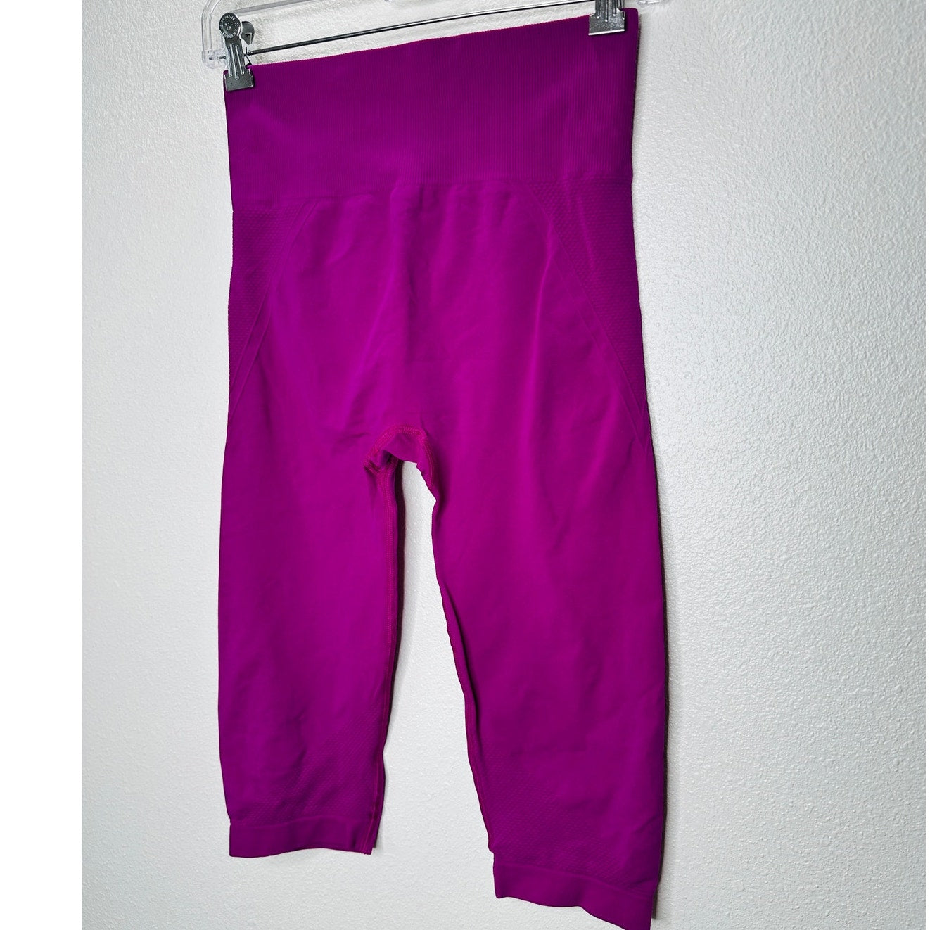 Lucas Hugh Technical Knit Magenta Seamless Capri Yoga Pants M