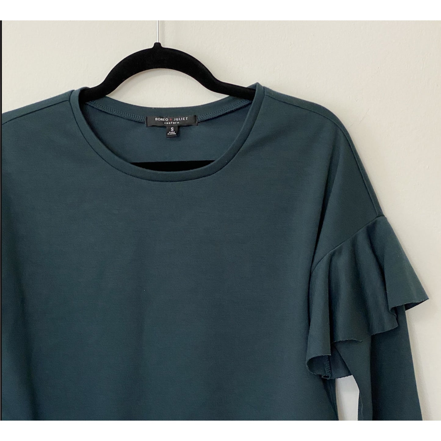 Romeo & Juliet Hunter Green Ruffle Long Sleeve Knit Round Neck Sweater S
