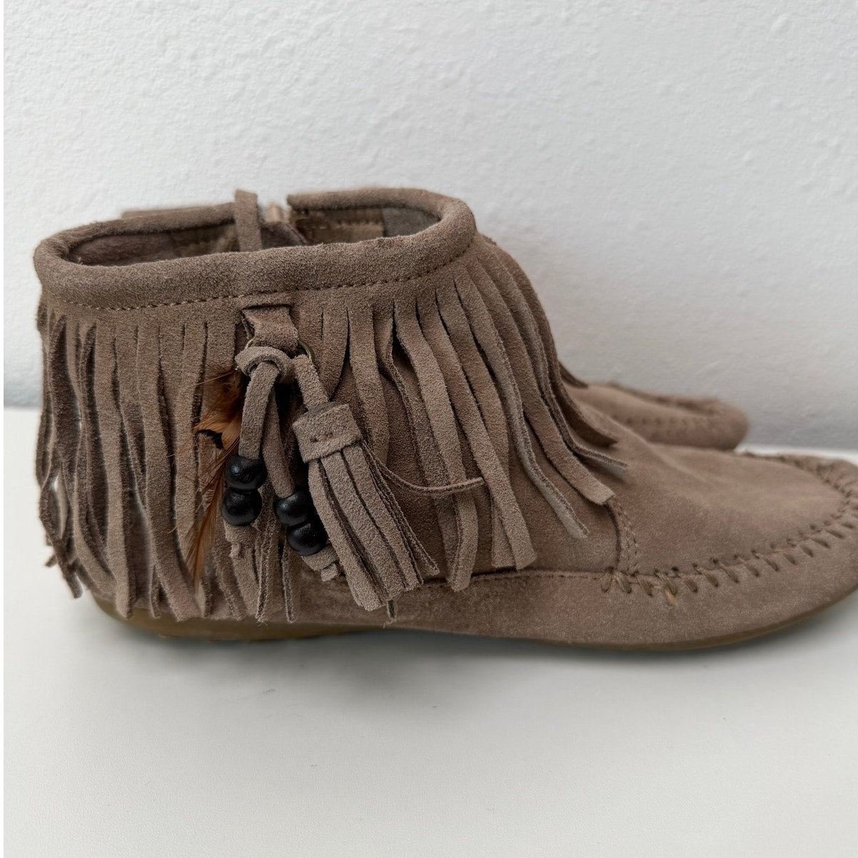 Minnetonka Taupe Suede Fringe Ankle Moccasin Boots Women's Size 8