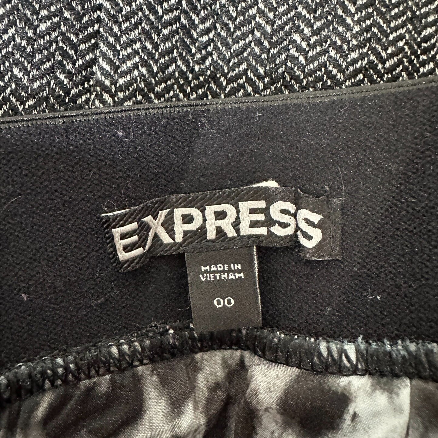 Express Black & White Houndstooth Back Zip and Slit Lined Pencil Skirt 00
