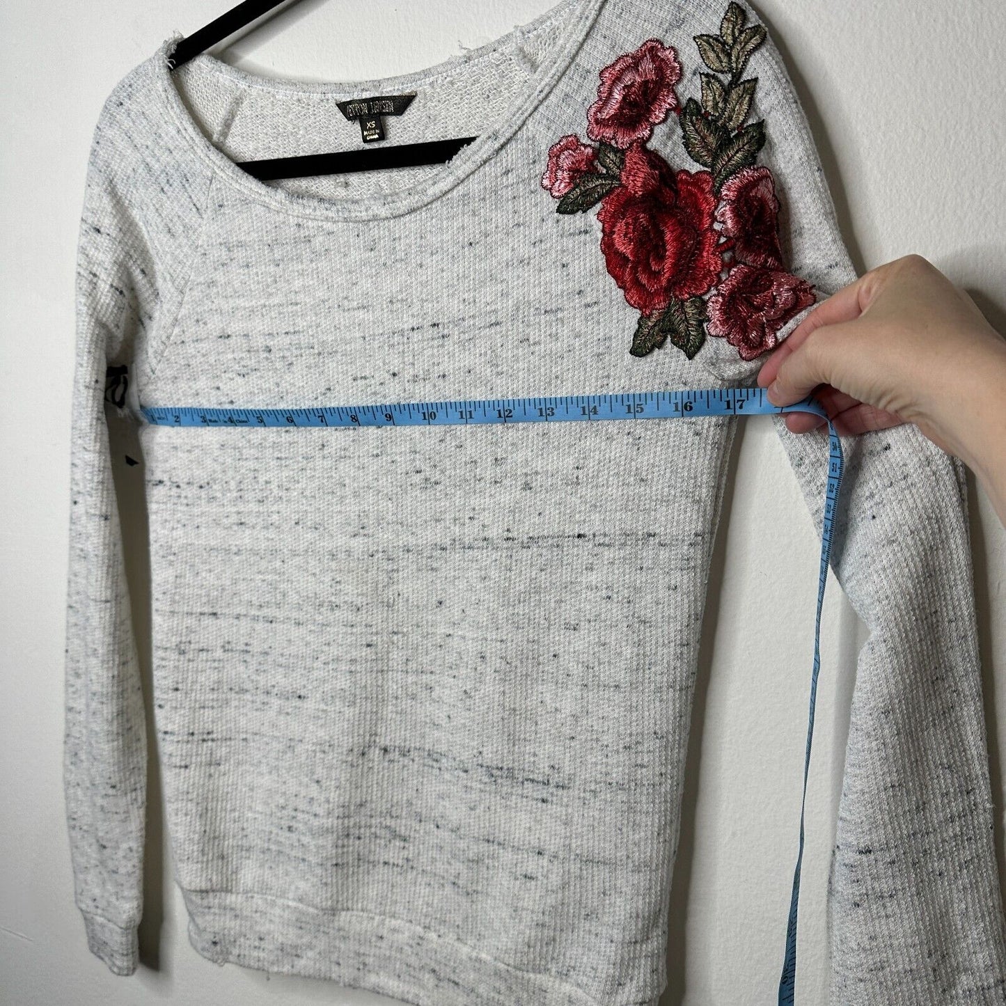 Peyton Jensen White-Gray Heathered Embroidered Rose Shoulder Sweater XS