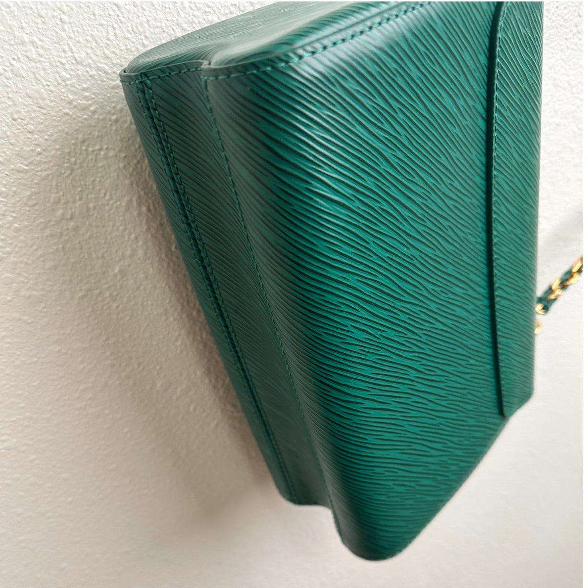 Louis Vuitton Twist MM Shoulder Bag – Emerald Epi Leather with Gold Hardware