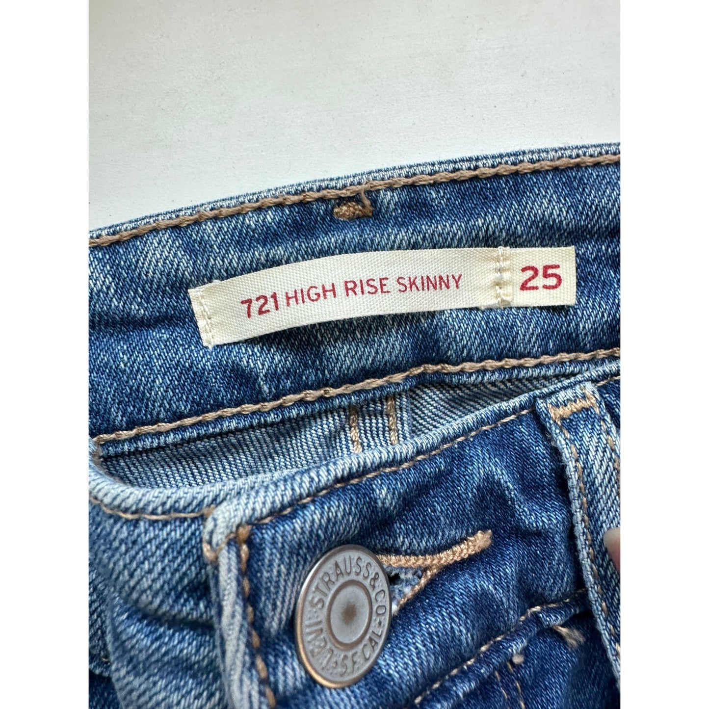 Levi’s 721 High Rise Skinny Jeans Size 25 Distressed Knees
