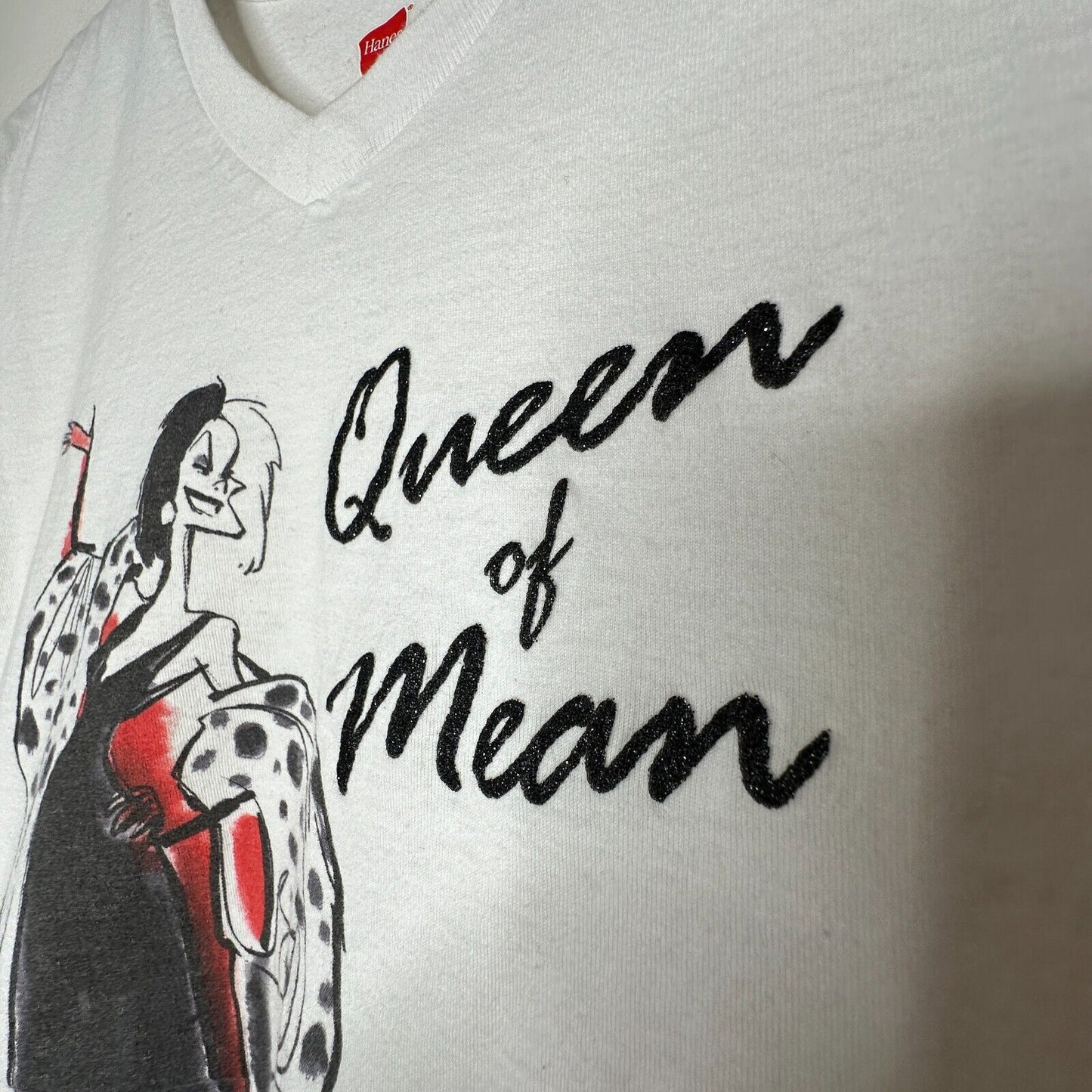 Disney Queen Of Mean Cruella De Vil Graphic White Short Sleeve VNeck Tee S