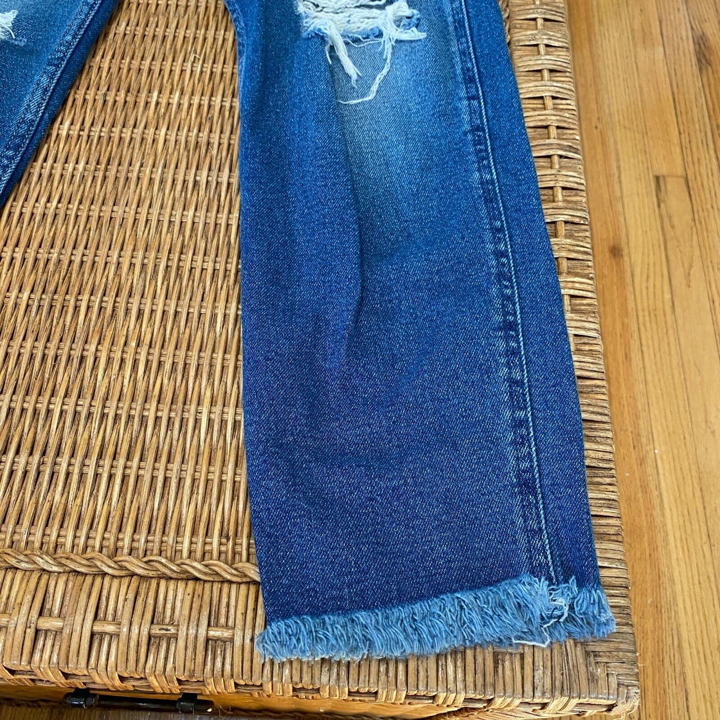 Hollister High Rise Mom Jeans Distressed Knees Frayed Hem Crop Denim Jean 26