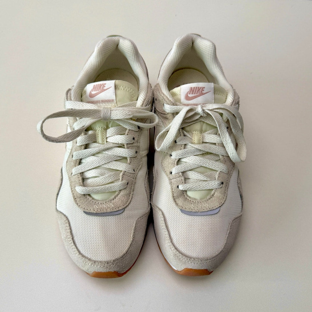 Nike Venture Runner Ivory Pink Tan Gum Sole Sneakers Women's Size 8