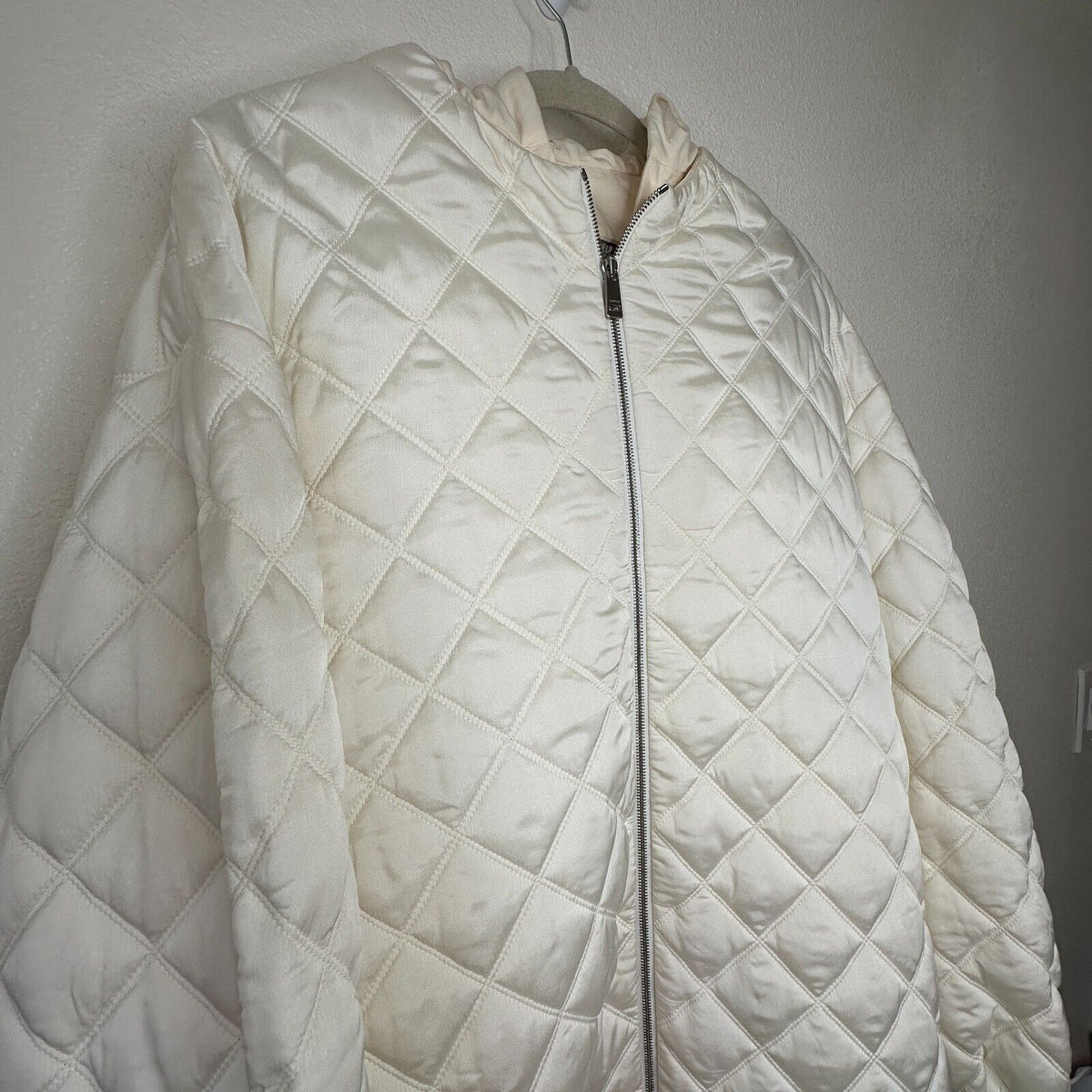 Jil Sander Eggshell Cream Goldfish Long Line Quilted Front Zip Hooded Jacket 36