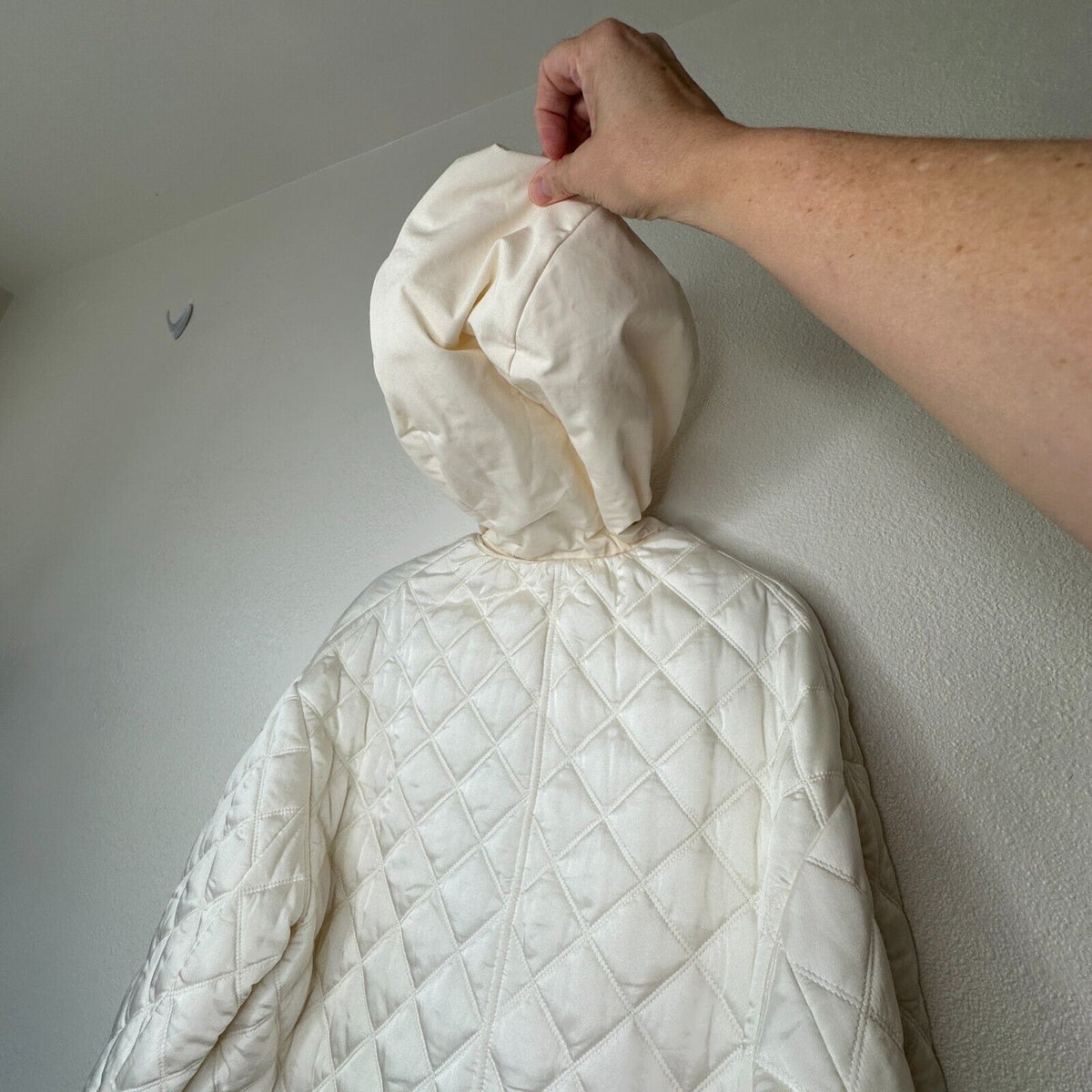Jil Sander Eggshell Cream Goldfish Long Line Quilted Front Zip Hooded Jacket 36