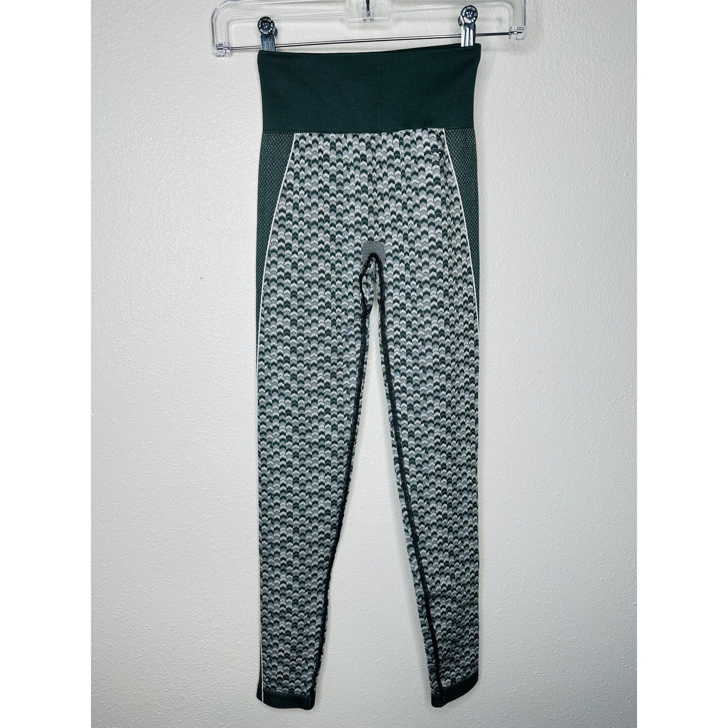 Gymshark Olive Green Booty Enhancing Leggings XS – High Waist Arrow Print