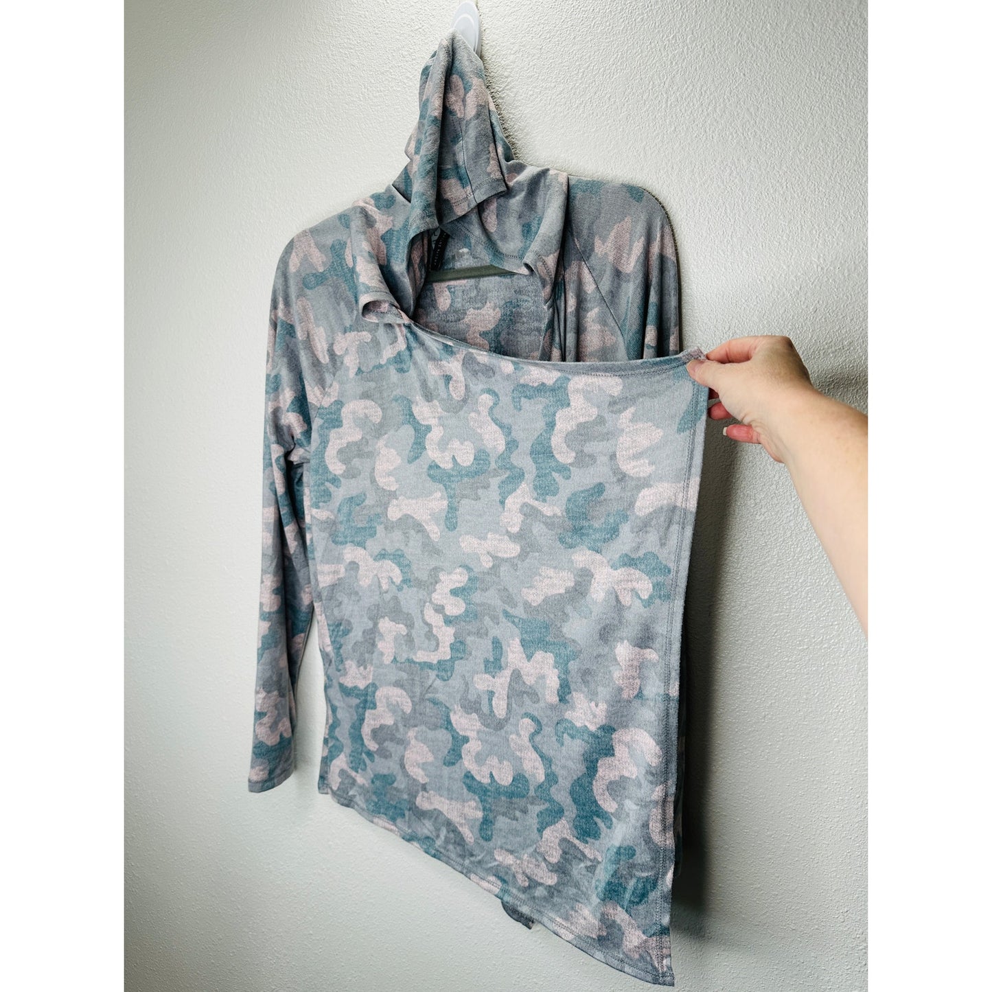 Jacqueline Intimates Blue Teal Pink Camo Hooded Sweater Top L