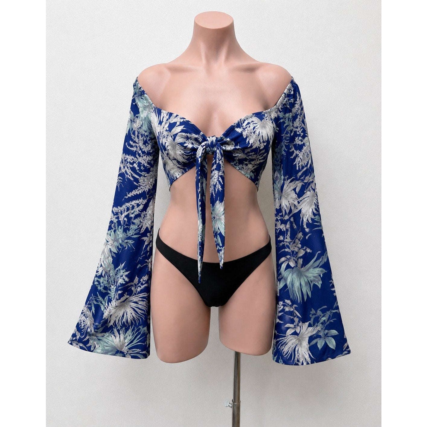 NWT Pretty Little Thing Blue Leaf Print Tie-Front Bell Sleeves Crop Top Size 10