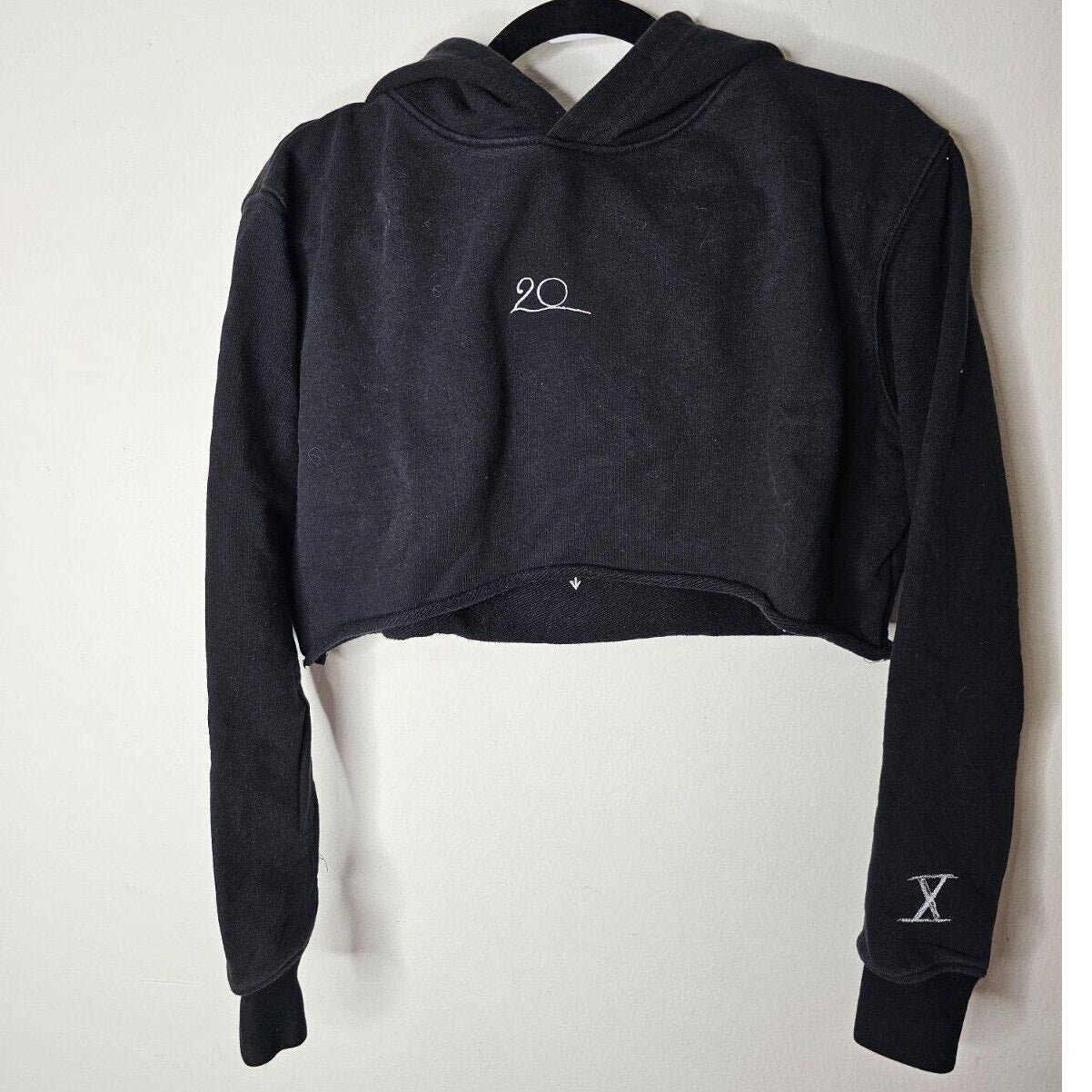 Woo Twenty Black Hooded Cropped Raw Hem Long Sleeve Twenty Graphic Hoodie XS