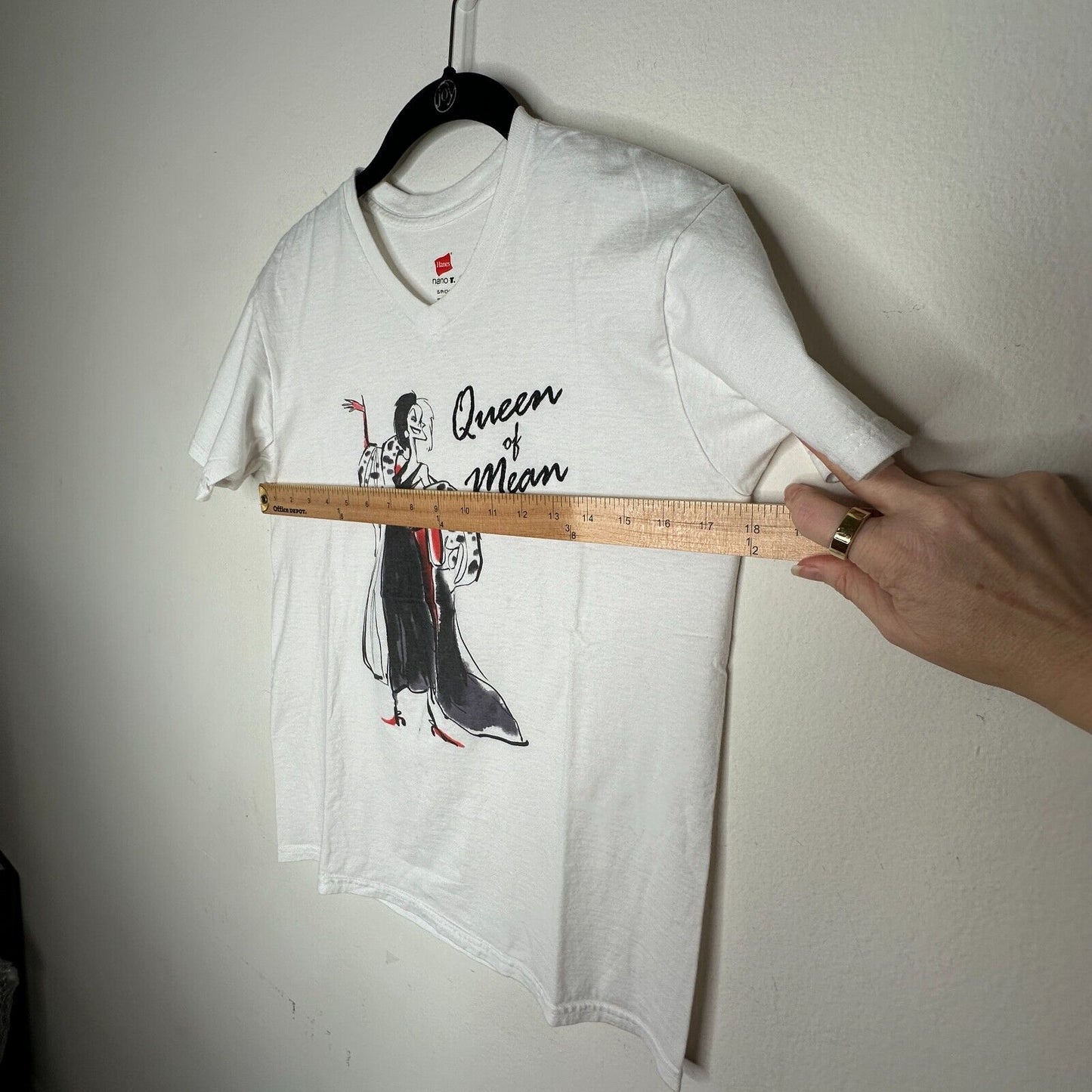 Disney Queen Of Mean Cruella De Vil Graphic White Short Sleeve VNeck Tee S