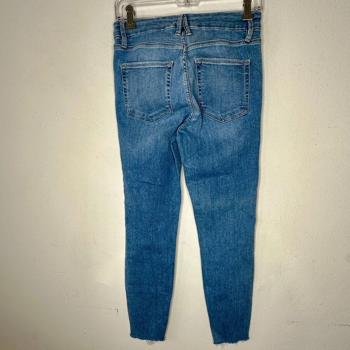Good American Blue Good Legs Cropped Mid-Rise Body Hug Booty Shaping Raw Hem 28