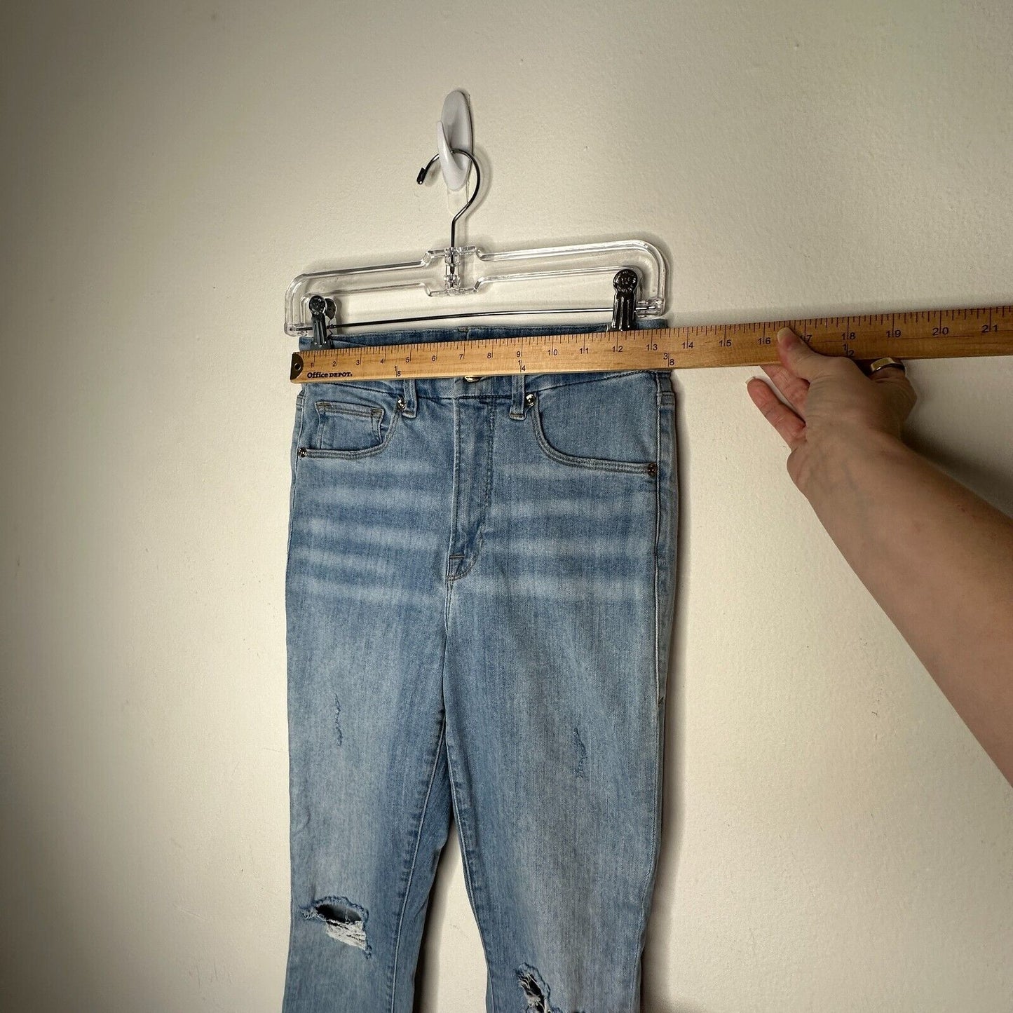 Good American Light Blue Med Wash Good Waist Crop Distressed Knee Jean 6 / 28