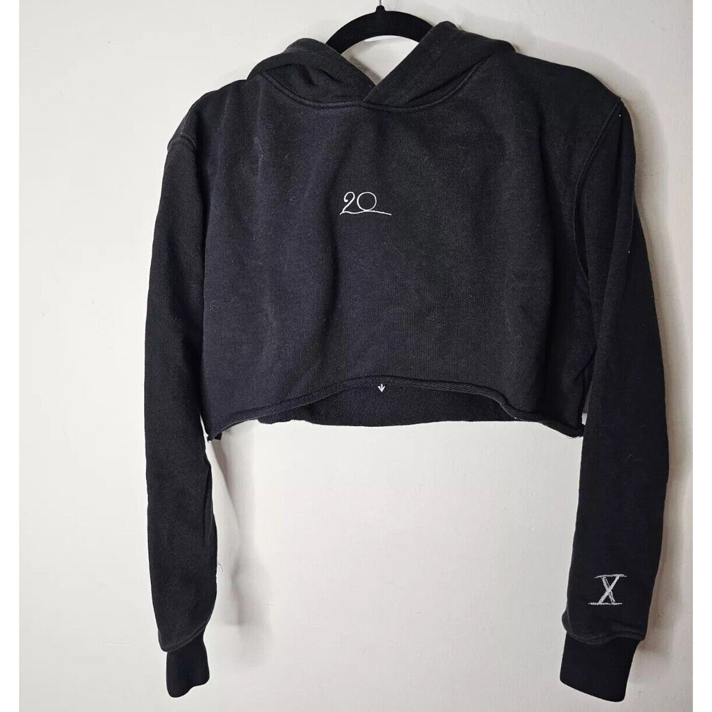 Woo Twenty Black Hooded Cropped Raw Hem Long Sleeve Twenty Graphic Hoodie XS