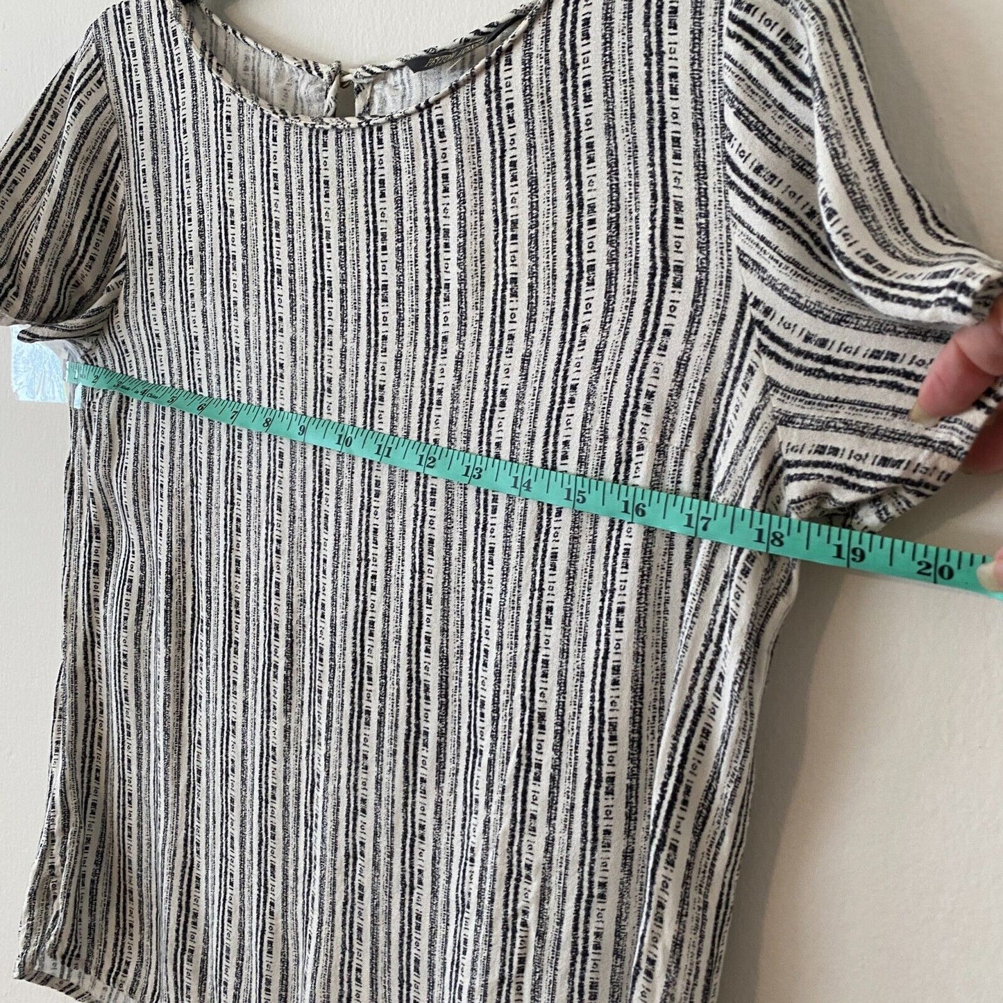 Peyton Jensen Cream & Black Vertical Stripe Round Neck Key Hole Back Blouse XS