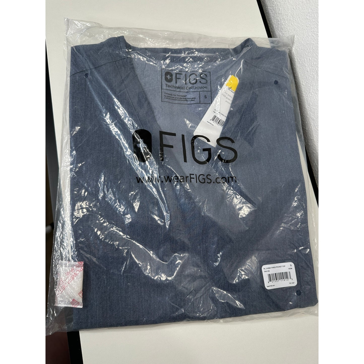 NWT Figs Blue Denim Casma 3 Pocket Classic Fit V-Neck Scrub Top S